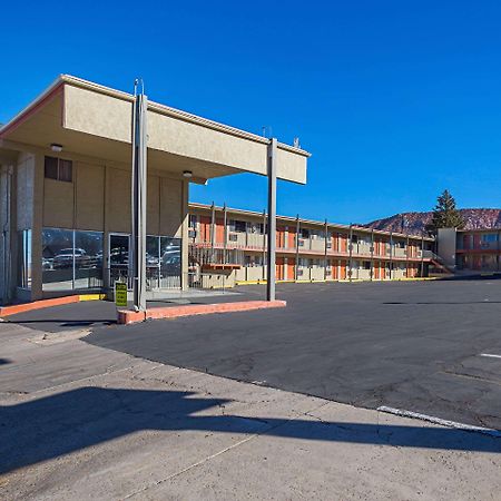 Rodeway Inn Cedar Stadt Exterior foto