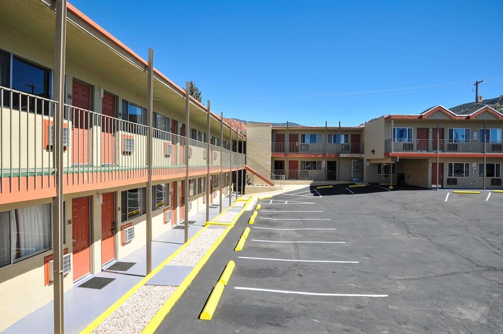 Rodeway Inn Cedar Stadt Exterior foto